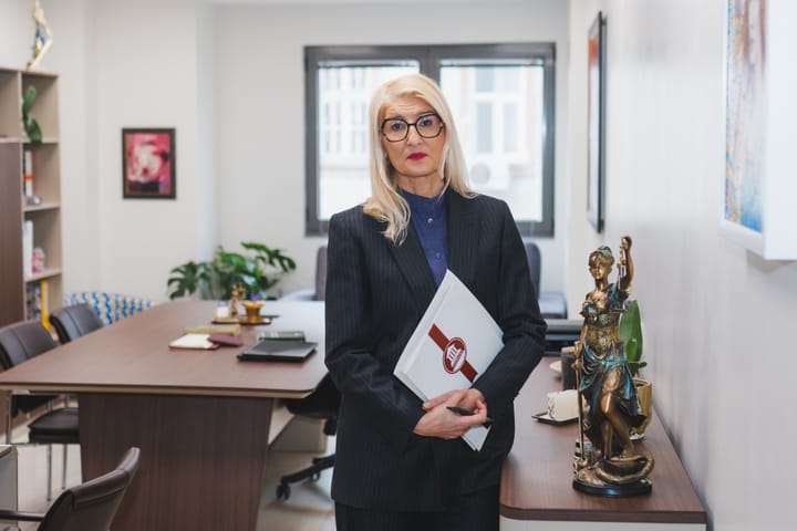 Адвокат Цветелина Трайкова при анализ на казус по имотен казус