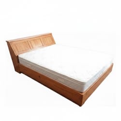 Спалня със скосена ракла по поръчка