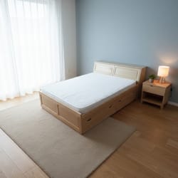 Много голяма спалня с чекмеджета и ракла