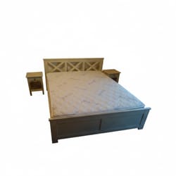 Класическа спалня в стил прованс и нощни шкафчета