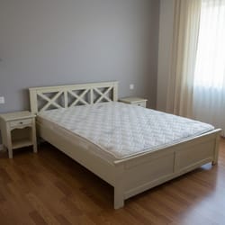 Класическа спалня в стил прованс и нощни шкафчета