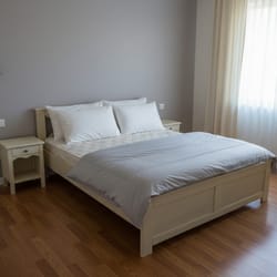 Класическа спалня в стил прованс и нощни шкафчета