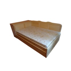 Спалня с гръб чекмеджета и ракла от дърво