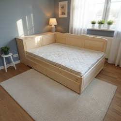 Спалня с гръб чекмеджета и ракла от дърво