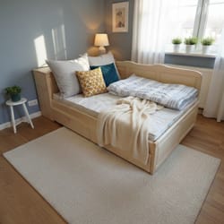 Спалня с гръб чекмеджета и ракла от дърво