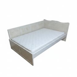 Спалня от чам състарена бяла