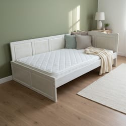 Спалня от чам състарена бяла