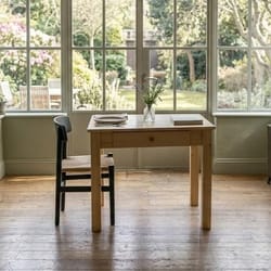 изработка на маси с чекмедже по поръчка