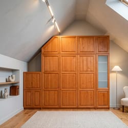 Голям скосен гардероб по поръчка